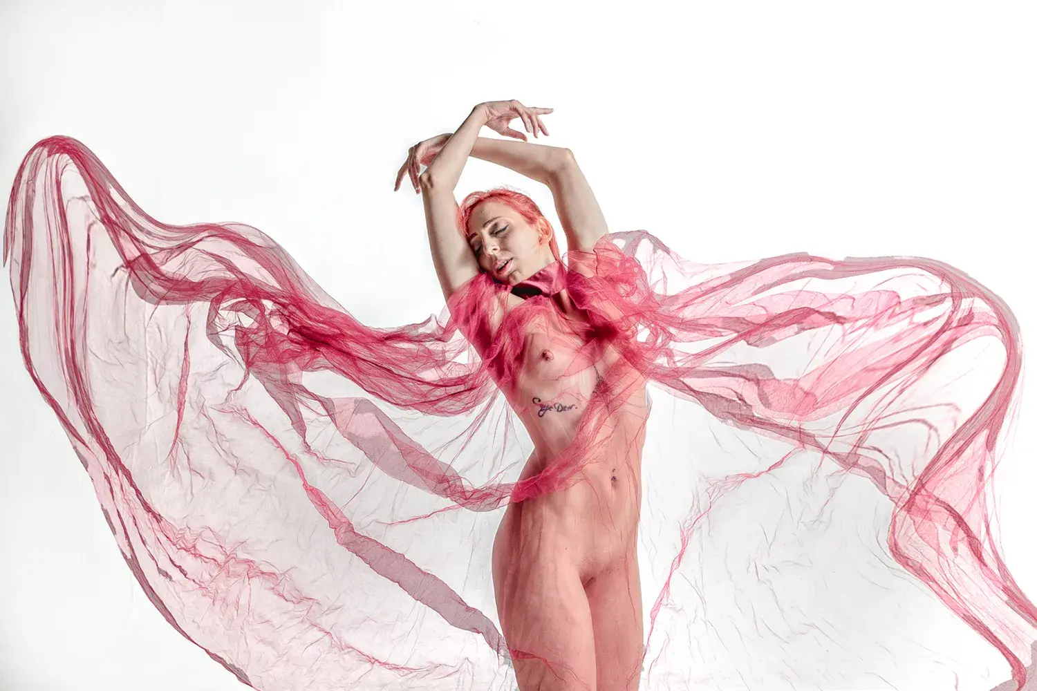 Aktfoto einer Frau mit kreativem Lichtspiel, künstlerisches Studio-Shooting